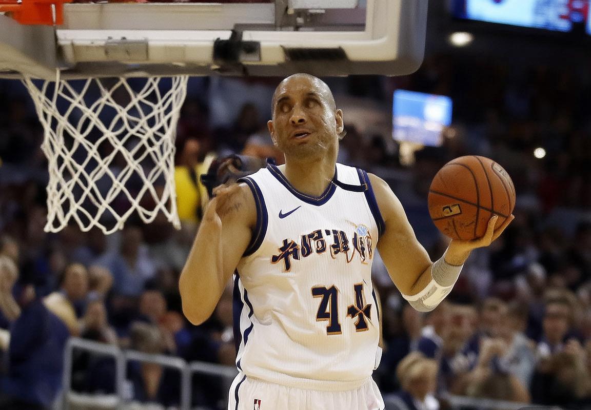 NBA对决解析：保罗乔治VS安德鲁·威金斯风格对决与全面爆发之道(图1)